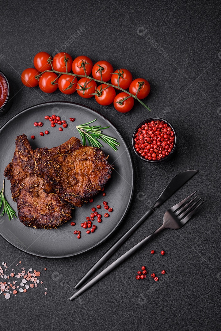 Deliciosas pernas de frango grelhado com especiarias e ervas em molho teriyaki sobre um fundo escuro de concreto