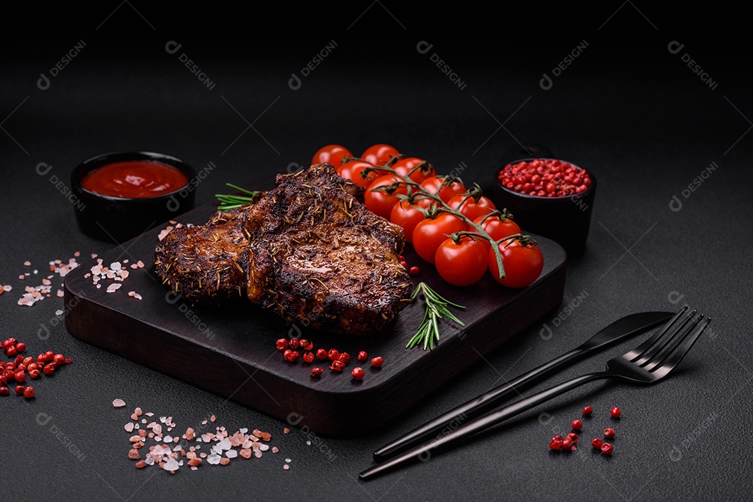 Deliciosas pernas de frango grelhado com especiarias e ervas em molho teriyaki sobre um fundo escuro de concreto