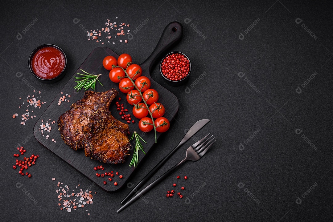 Deliciosas pernas de frango grelhado com especiarias e ervas em molho teriyaki sobre um fundo escuro de concreto