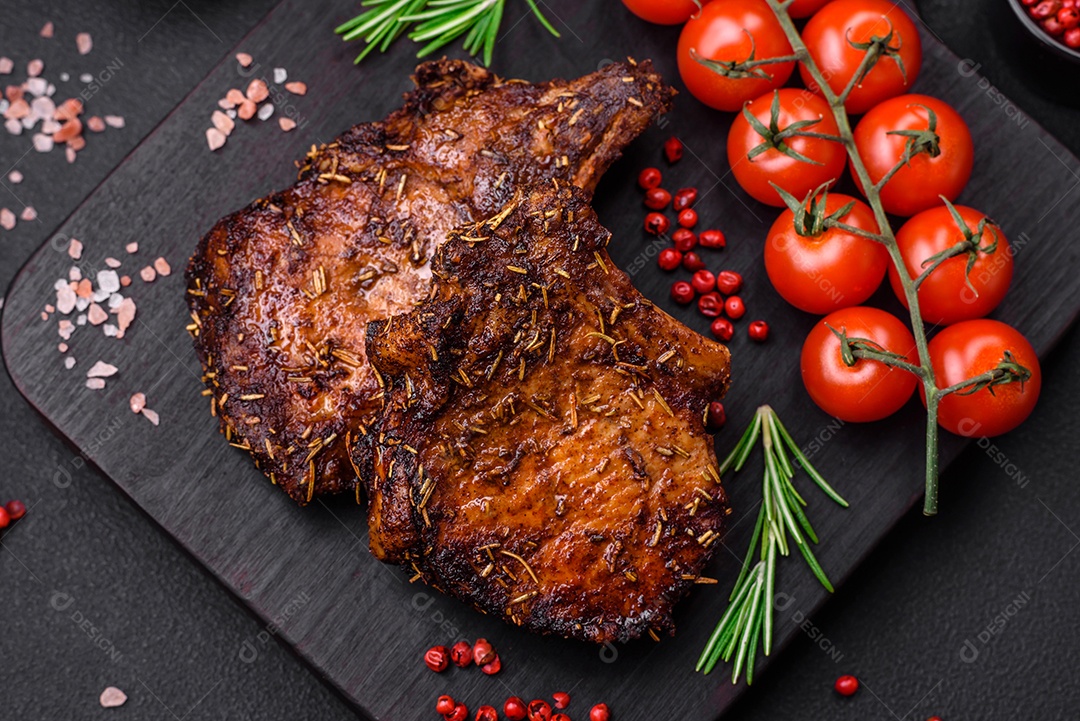 Deliciosas pernas de frango grelhado com especiarias e ervas em molho teriyaki sobre um fundo escuro de concreto