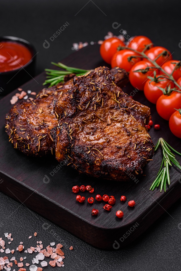 Deliciosas pernas de frango grelhado com especiarias e ervas em molho teriyaki sobre um fundo escuro de concreto