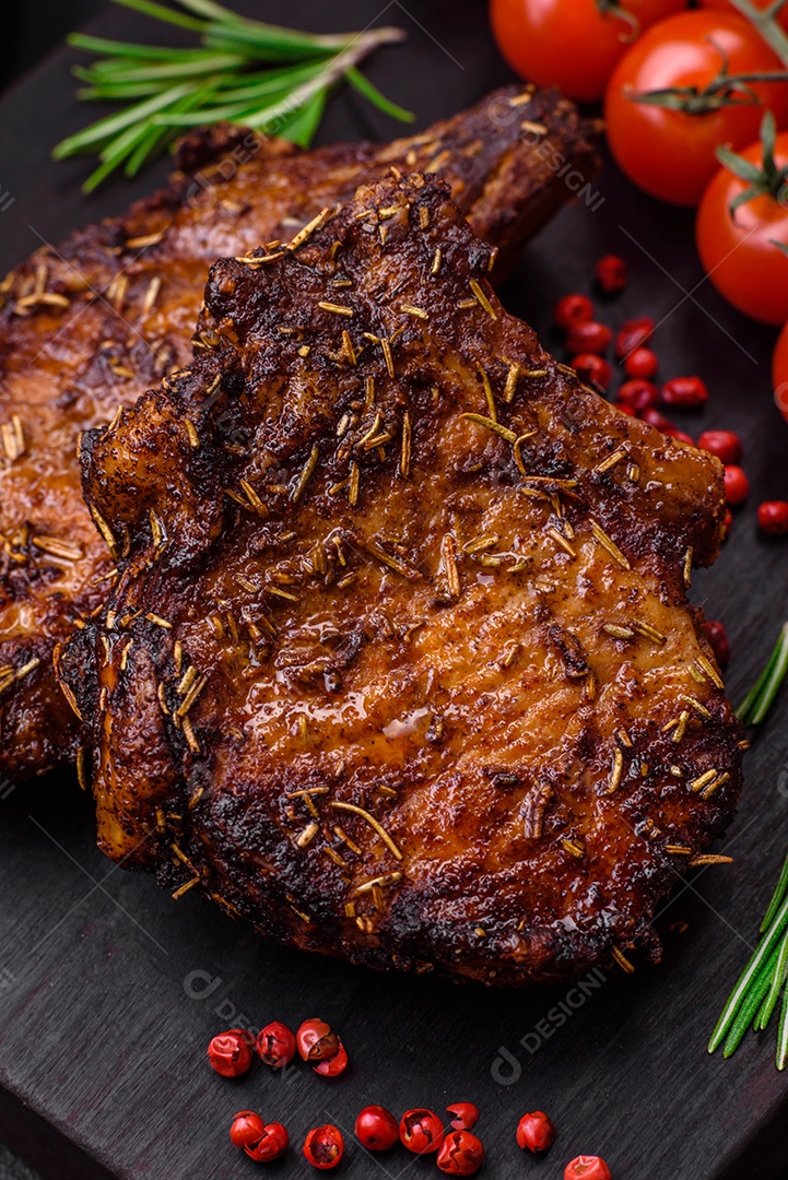Deliciosas pernas de frango grelhado com especiarias e ervas em molho teriyaki sobre um fundo escuro de concreto
