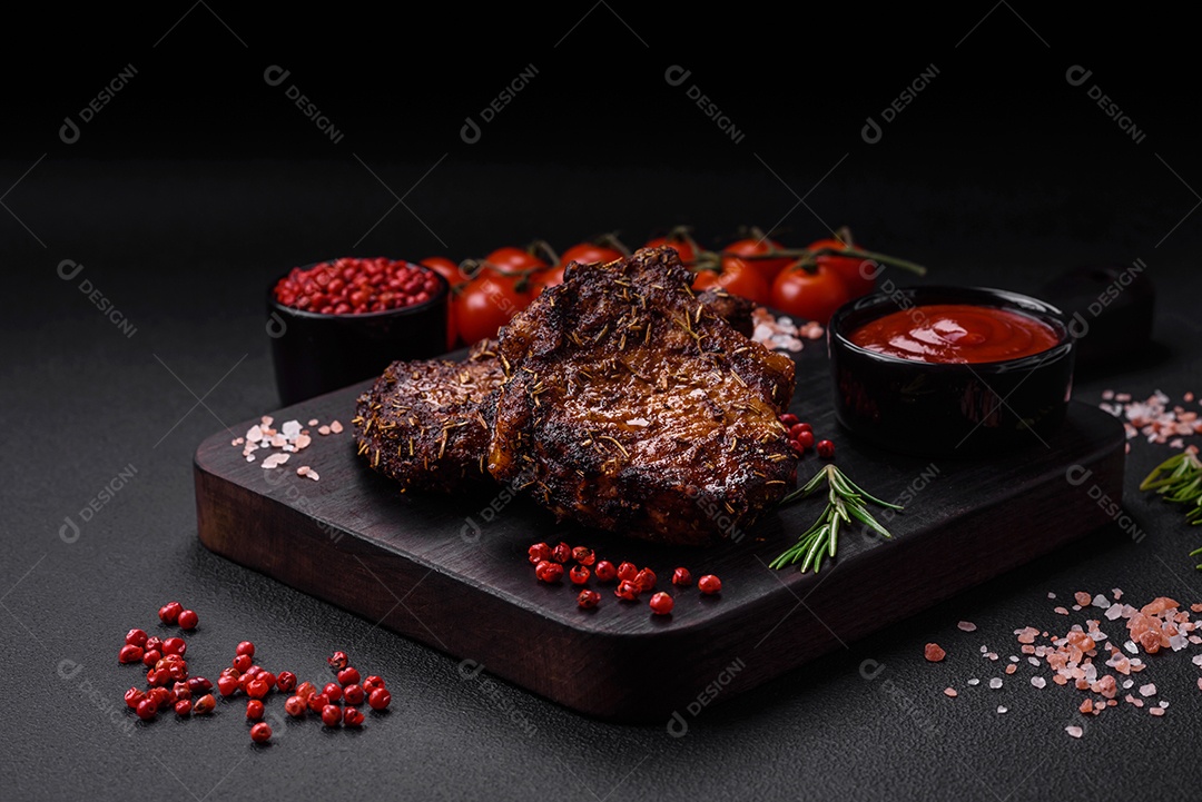 Deliciosas pernas de frango grelhado com especiarias e ervas em molho teriyaki sobre um fundo escuro de concreto