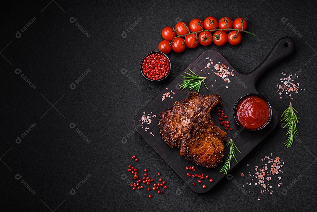 Deliciosas pernas de frango grelhado com especiarias e ervas em molho teriyaki sobre um fundo escuro de concreto