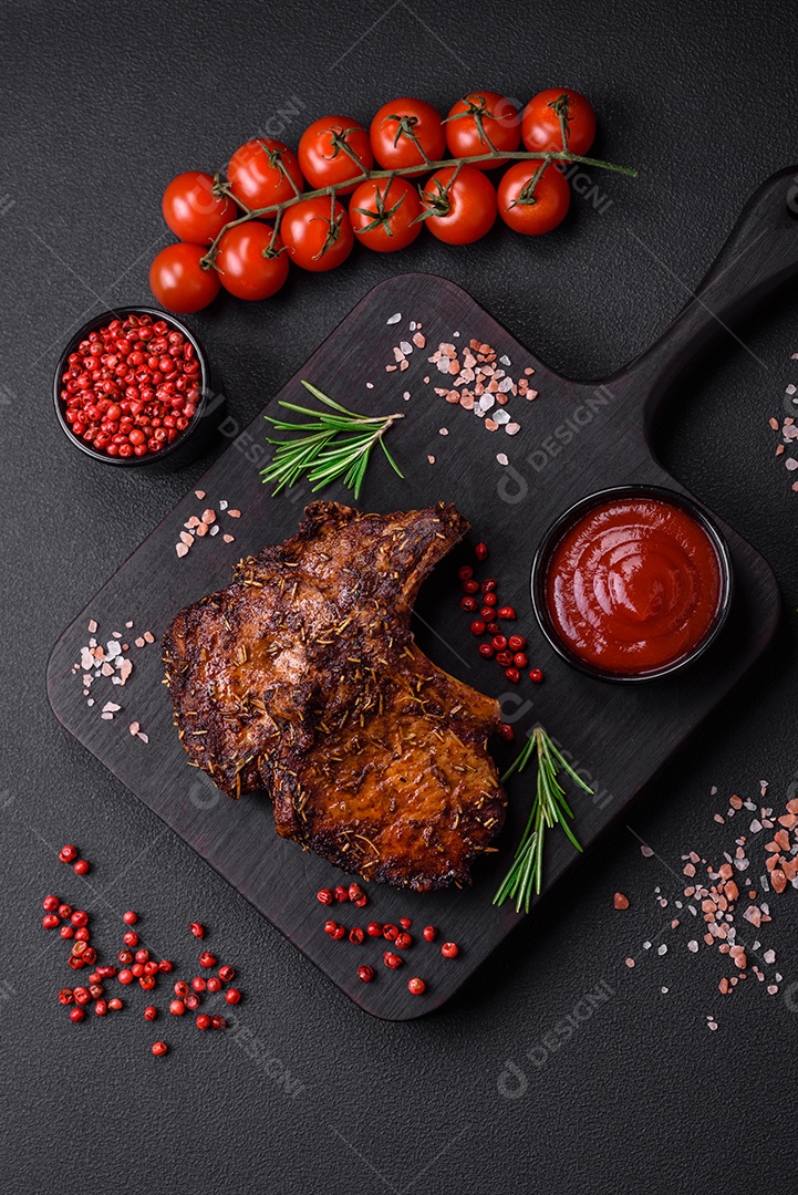 Deliciosas pernas de frango grelhado com especiarias e ervas em molho teriyaki sobre um fundo escuro de concreto