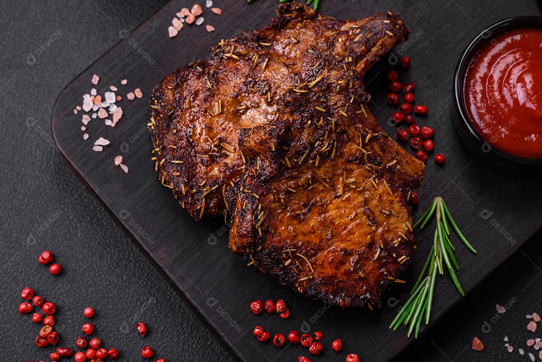 Deliciosas pernas de frango grelhado com especiarias e ervas em molho teriyaki sobre um fundo escuro de concreto