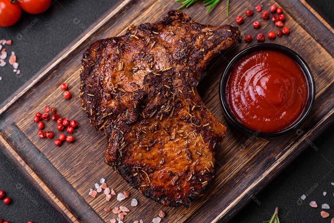 Deliciosas pernas de frango grelhado com especiarias e ervas em molho teriyaki sobre um fundo escuro de concreto