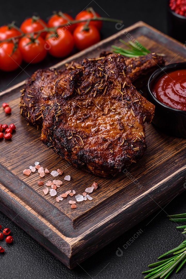 Deliciosas pernas de frango grelhado com especiarias e ervas em molho teriyaki sobre um fundo escuro de concreto