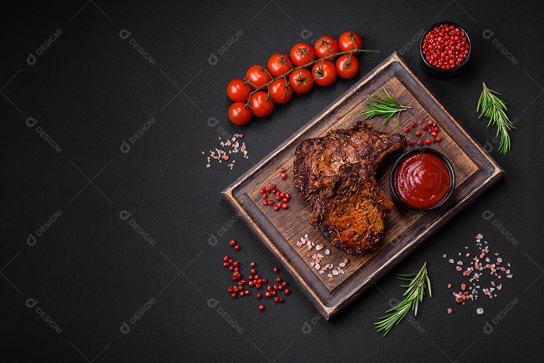 Deliciosas pernas de frango grelhado com especiarias e ervas em molho teriyaki sobre um fundo escuro de concreto