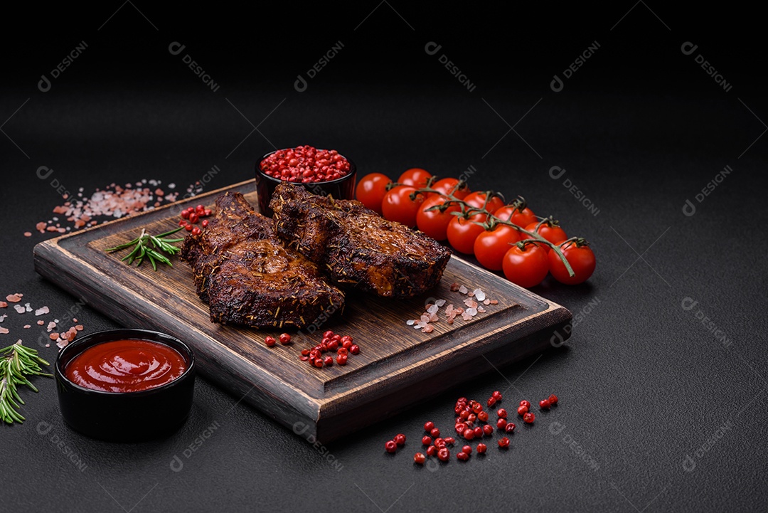 Deliciosas pernas de frango grelhado com especiarias e ervas em molho teriyaki sobre um fundo escuro de concreto