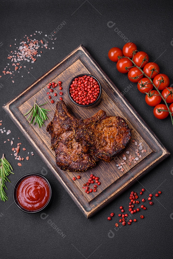 Deliciosas pernas de frango grelhado com especiarias e ervas em molho teriyaki sobre um fundo escuro de concreto