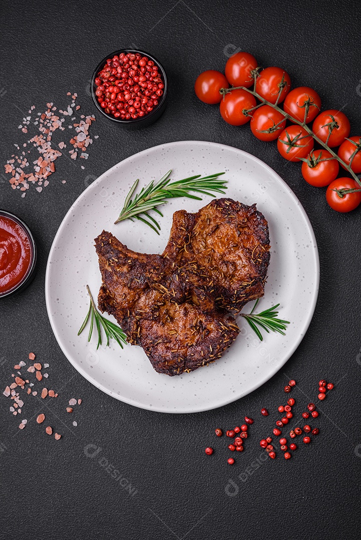 Deliciosas pernas de frango grelhado com especiarias e ervas em molho teriyaki sobre um fundo escuro de concreto