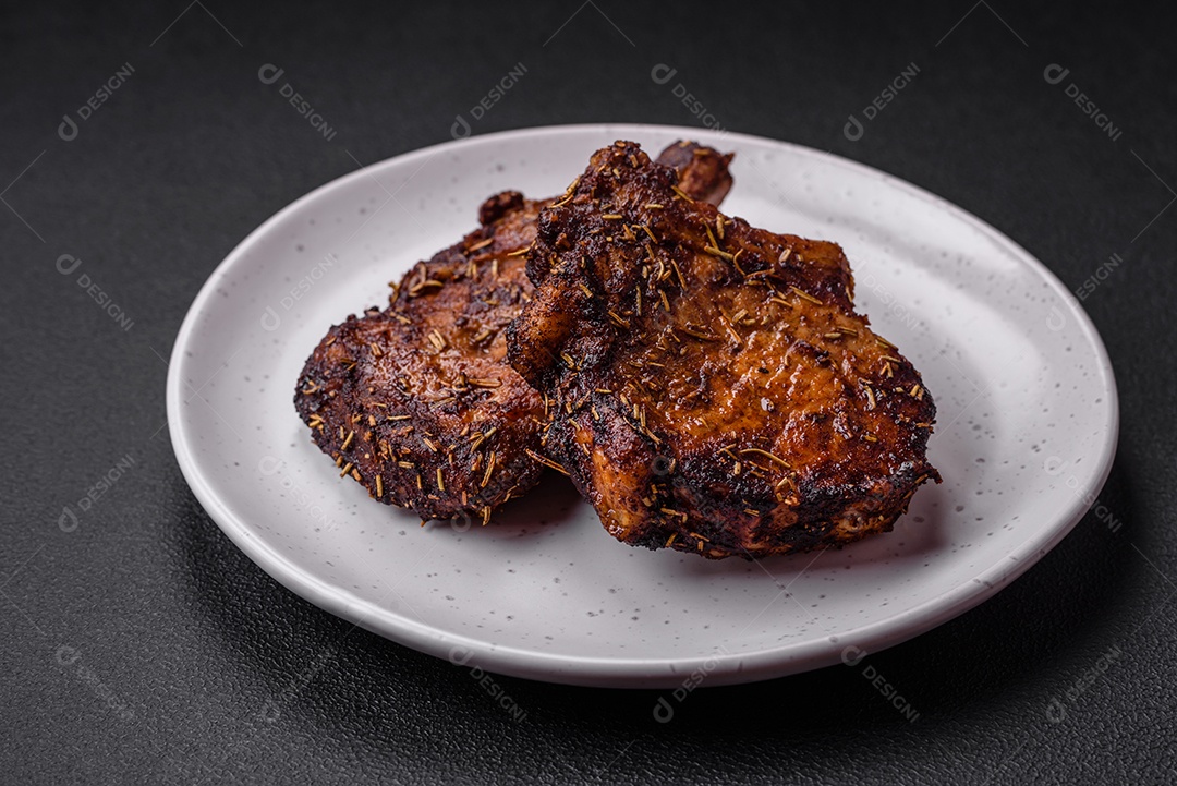 Deliciosas pernas de frango grelhado com especiarias e ervas em molho teriyaki sobre um fundo escuro de concreto