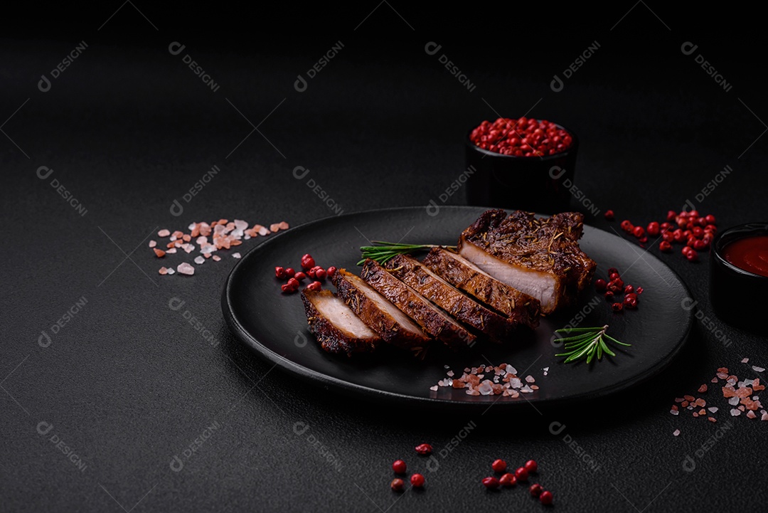 Deliciosa salsicha de carne de cavalo mahan fumada ou curada com especiarias e ervas sobre um fundo escuro de concreto