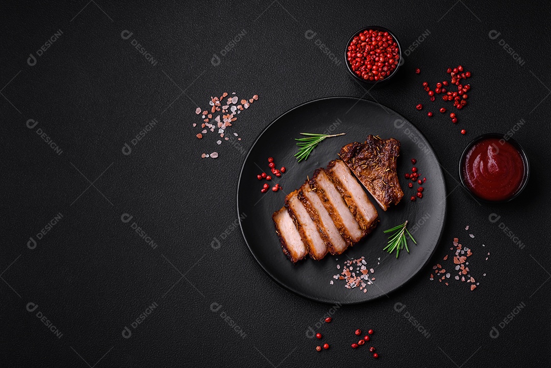 Deliciosa salsicha de carne de cavalo mahan fumada ou curada com especiarias e ervas sobre um fundo escuro de concreto