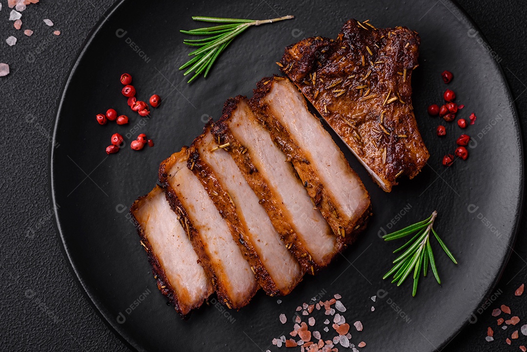 Deliciosa salsicha de carne de cavalo mahan fumada ou curada com especiarias e ervas sobre um fundo escuro de concreto