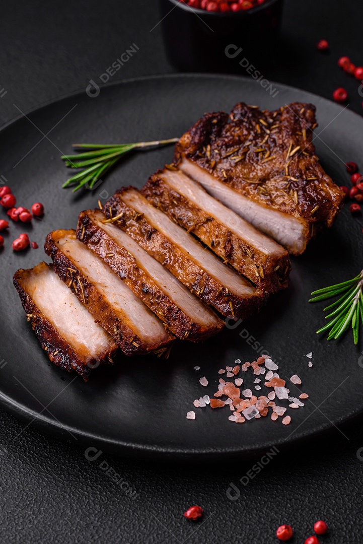 Deliciosa salsicha de carne de cavalo mahan fumada ou curada com especiarias e ervas sobre um fundo escuro de concreto