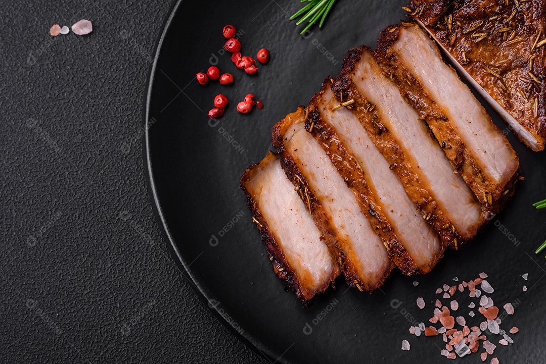 Deliciosa salsicha de carne de cavalo mahan fumada ou curada com especiarias e ervas sobre um fundo escuro de concreto