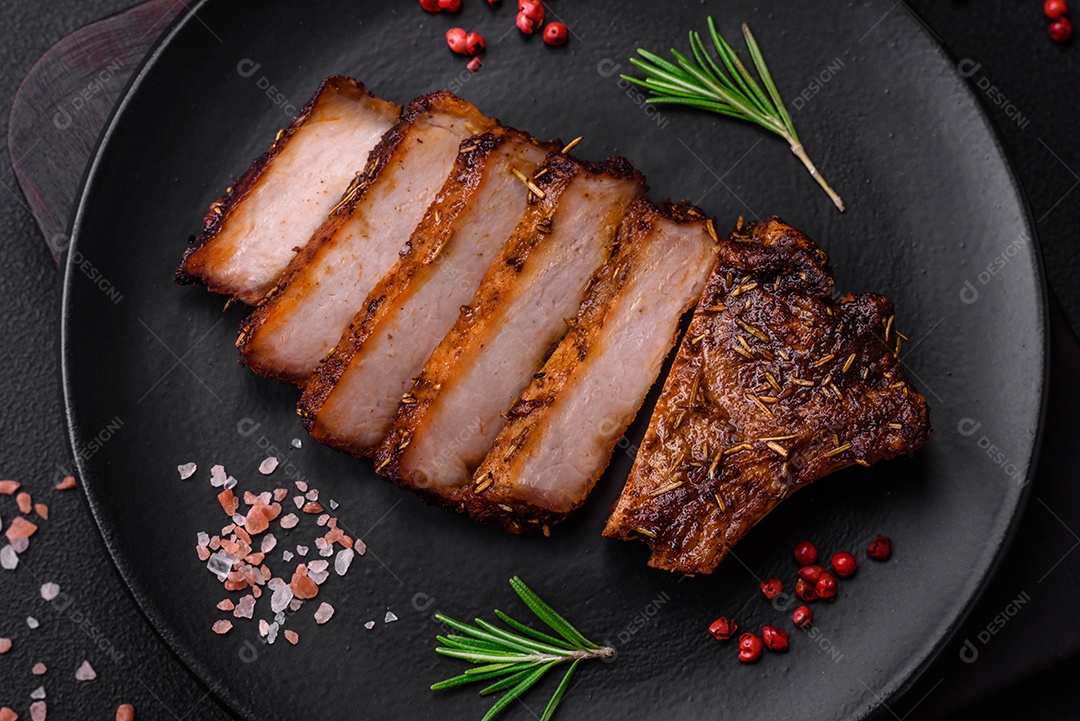 Deliciosa salsicha de carne de cavalo mahan fumada ou curada com especiarias e ervas sobre um fundo escuro de concreto