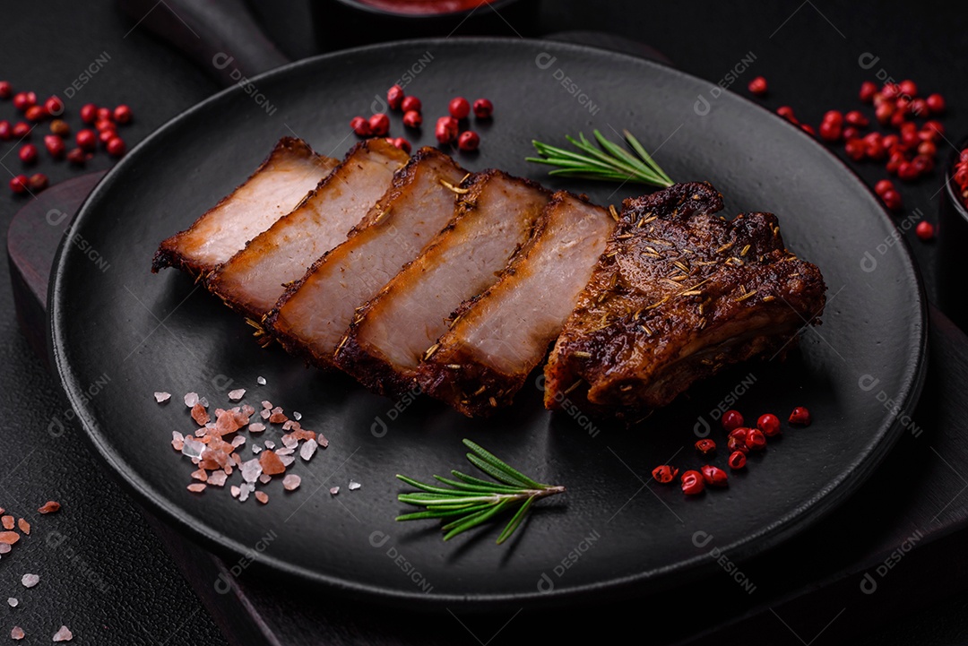 Deliciosa salsicha de carne de cavalo mahan fumada ou curada com especiarias e ervas sobre um fundo escuro de concreto