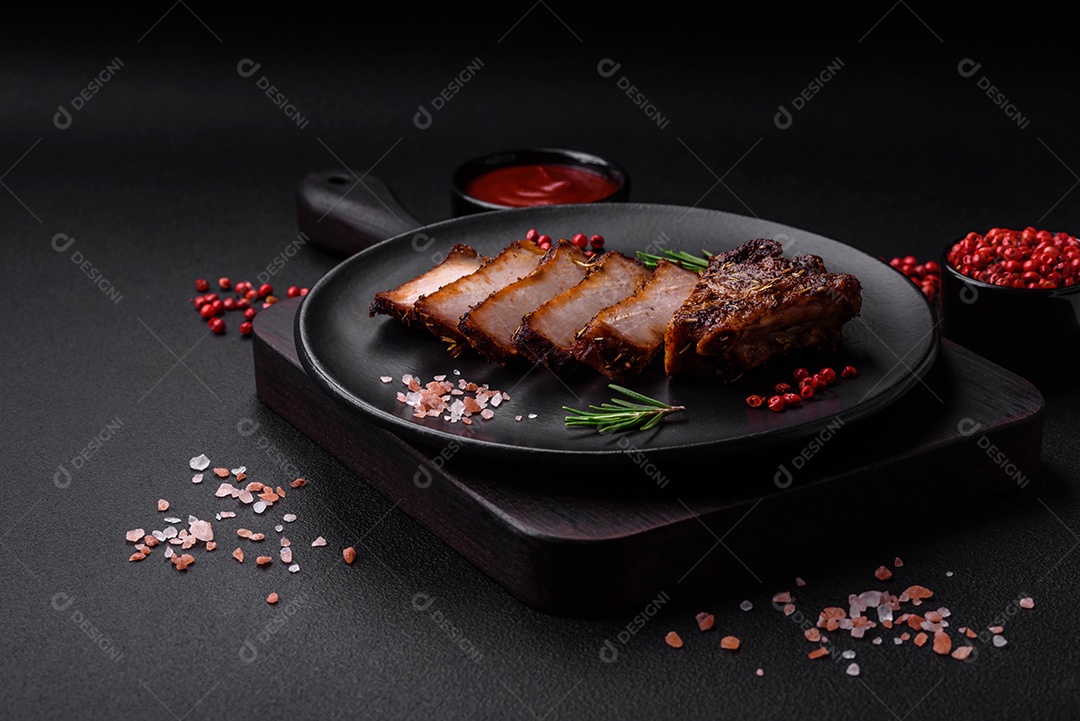 Deliciosa salsicha de carne de cavalo mahan fumada ou curada com especiarias e ervas sobre um fundo escuro de concreto