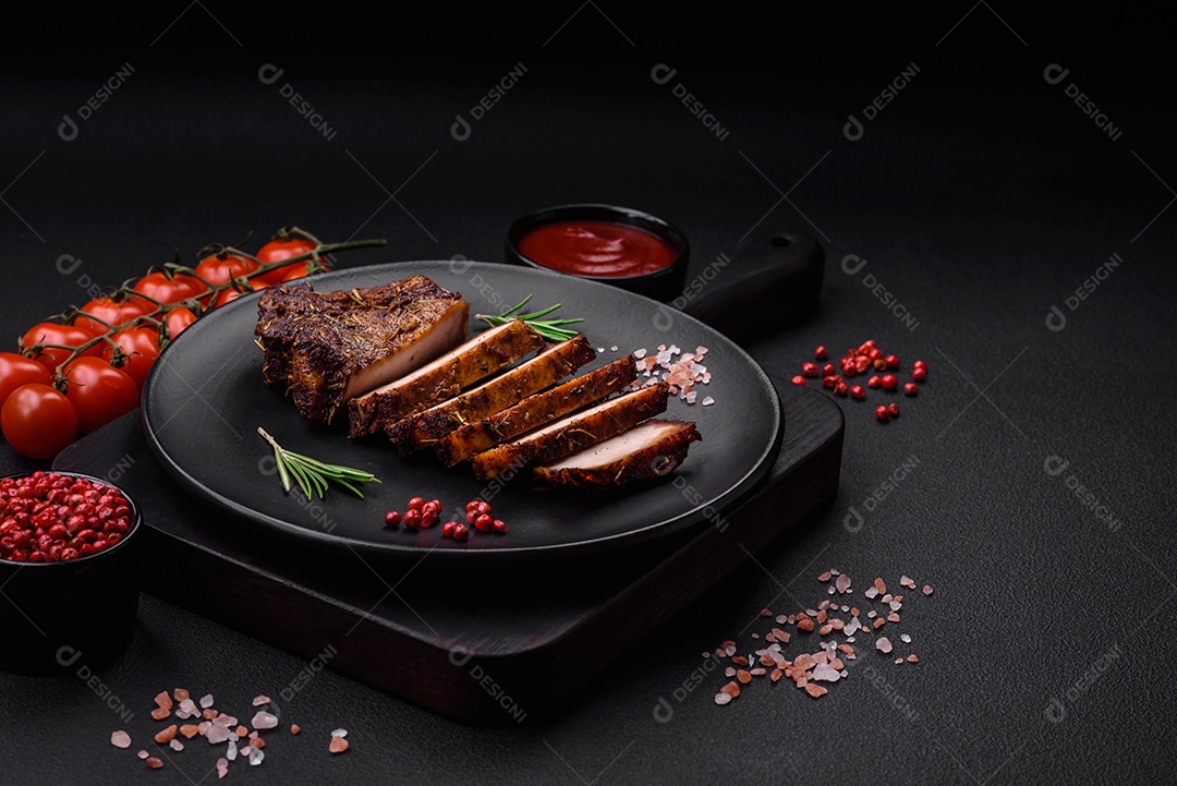 Deliciosa salsicha de carne de cavalo mahan fumada ou curada com especiarias e ervas sobre um fundo escuro de concreto