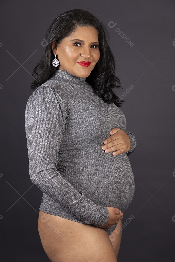 Linda mulher jovem gravida sobre fundo isolado