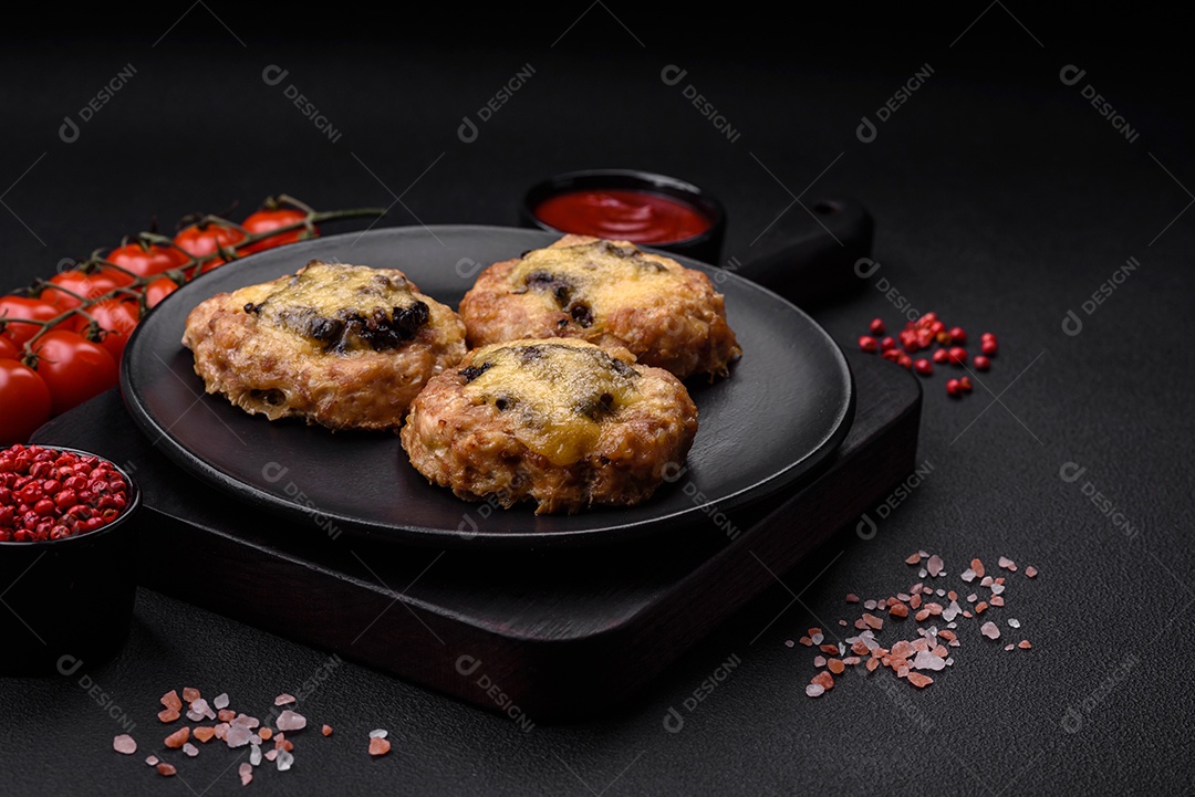 Deliciosos barcos de carne assada com cogumelos, queijo, sal e especiarias sobre um fundo escuro de concreto