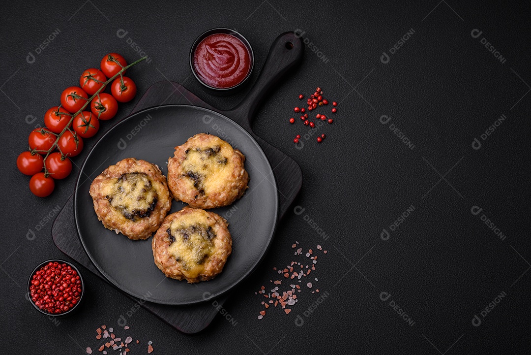 Deliciosos barcos de carne assada com cogumelos, queijo, sal e especiarias sobre um fundo escuro de concreto