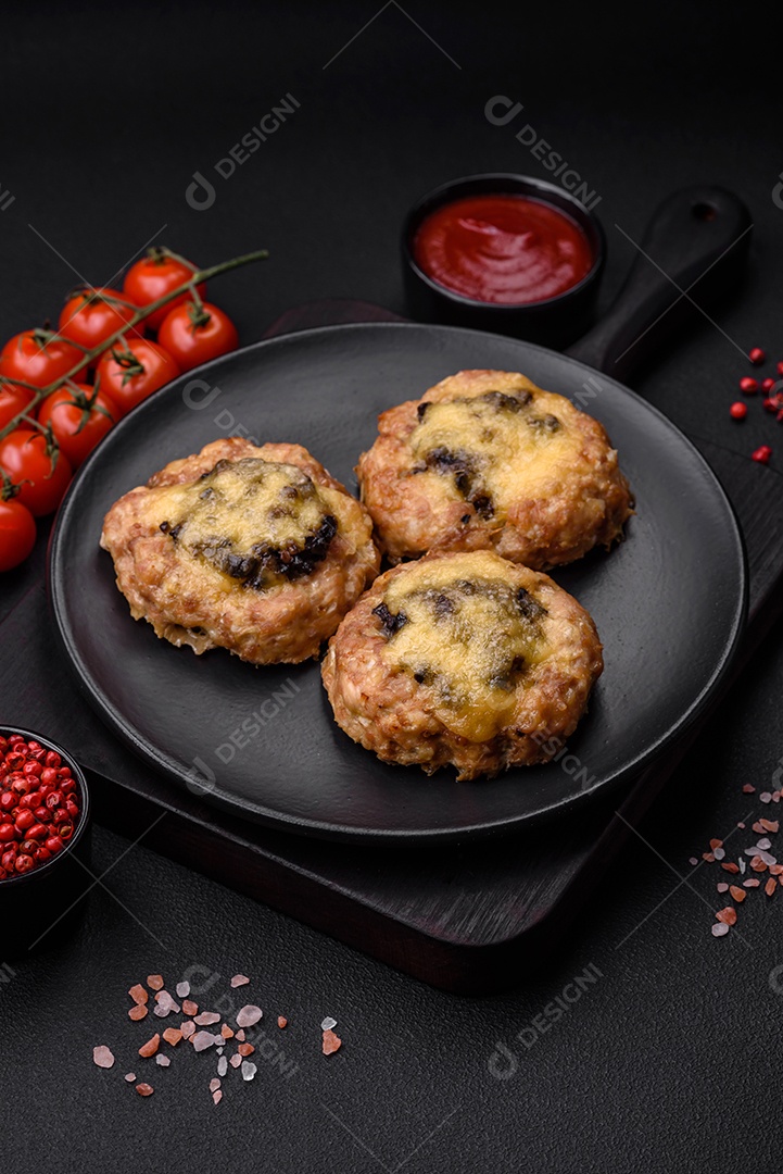 Deliciosos barcos de carne assada com cogumelos, queijo, sal e especiarias sobre um fundo escuro de concreto