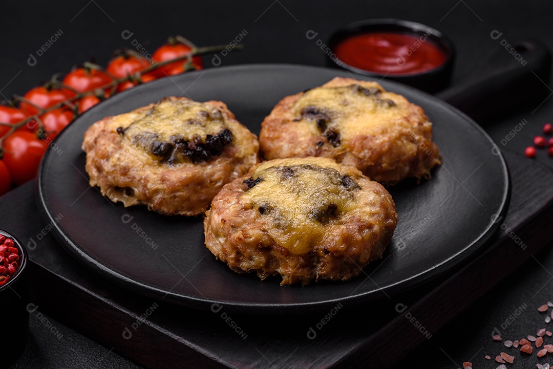 Deliciosos barcos de carne assada com cogumelos, queijo, sal e especiarias sobre um fundo escuro de concreto