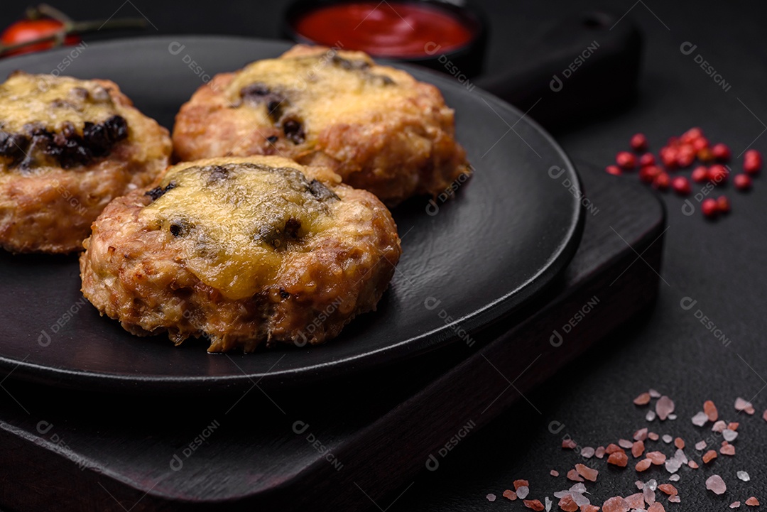 Deliciosos barcos de carne assada com cogumelos, queijo, sal e especiarias sobre um fundo escuro de concreto