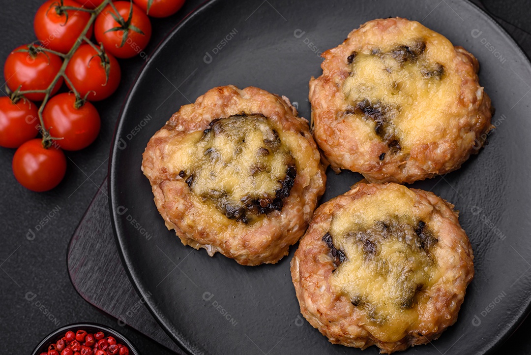 Deliciosos barcos de carne assada com cogumelos, queijo, sal e especiarias sobre um fundo escuro de concreto