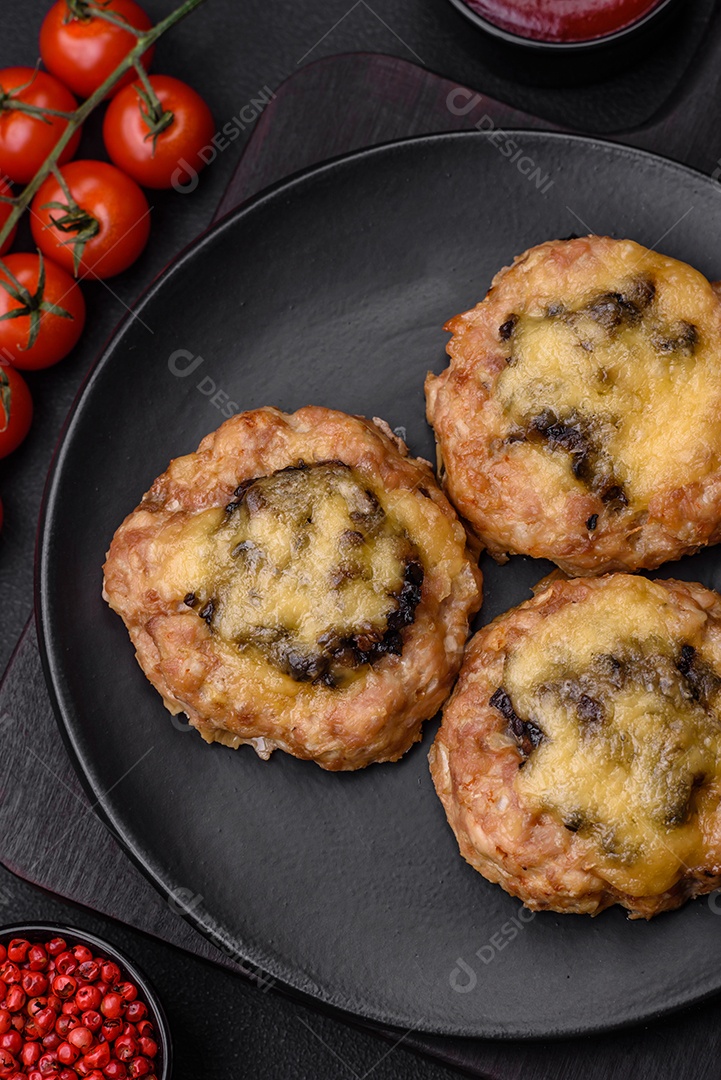 Deliciosos barcos de carne assada com cogumelos, queijo, sal e especiarias sobre um fundo escuro de concreto