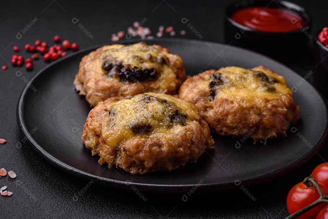 Deliciosos barcos de carne assada com cogumelos, queijo, sal e especiarias sobre um fundo escuro de concreto