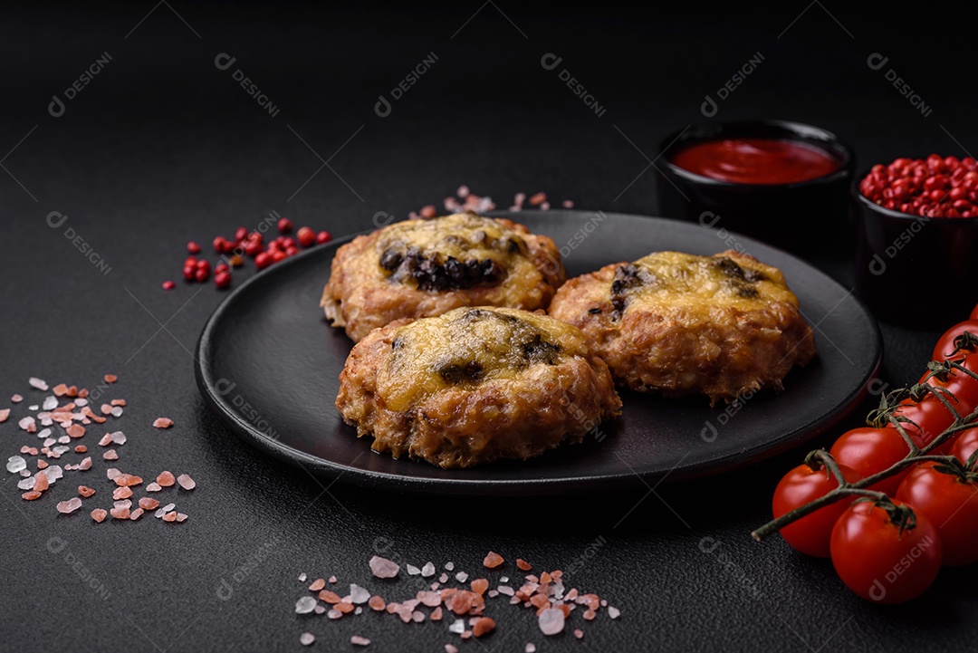 Deliciosos barcos de carne assada com cogumelos, queijo, sal e especiarias sobre um fundo escuro de concreto