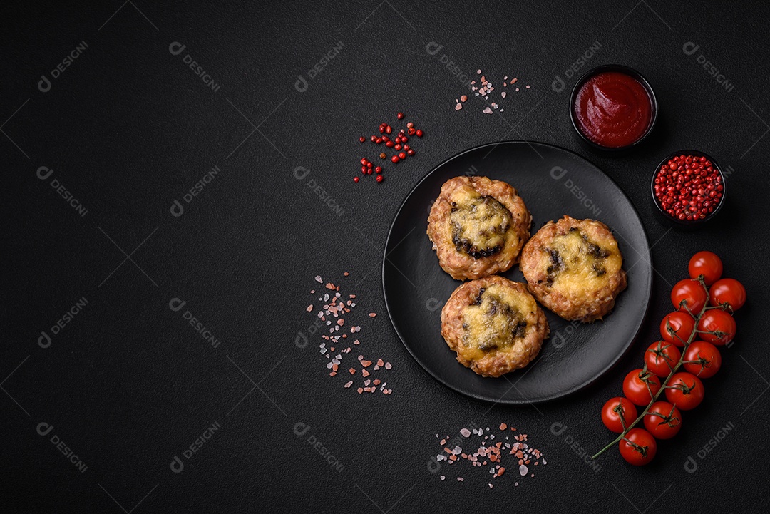 Deliciosos barcos de carne assada com cogumelos, queijo, sal e especiarias sobre um fundo escuro de concreto