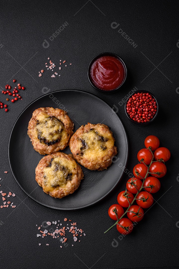 Deliciosos barcos de carne assada com cogumelos, queijo, sal e especiarias sobre um fundo escuro de concreto
