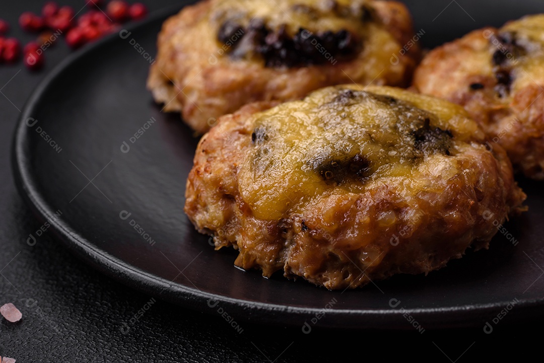 Deliciosos barcos de carne assada com cogumelos, queijo, sal e especiarias sobre um fundo escuro de concreto