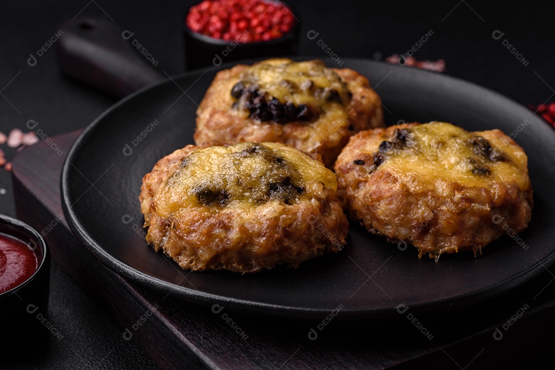 Deliciosos barcos de carne assada com cogumelos, queijo, sal e especiarias sobre um fundo escuro de concreto