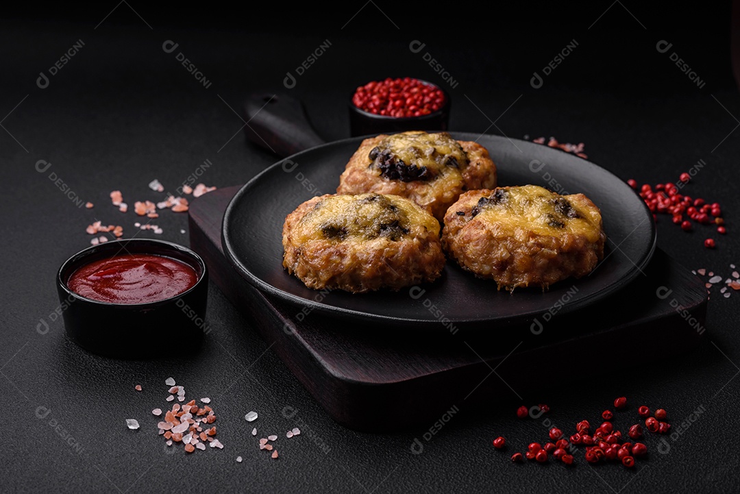 Deliciosos barcos de carne assada com cogumelos, queijo, sal e especiarias sobre um fundo escuro de concreto