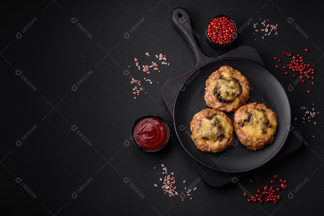 Deliciosos barcos de carne assada com cogumelos, queijo, sal e especiarias sobre um fundo escuro de concreto