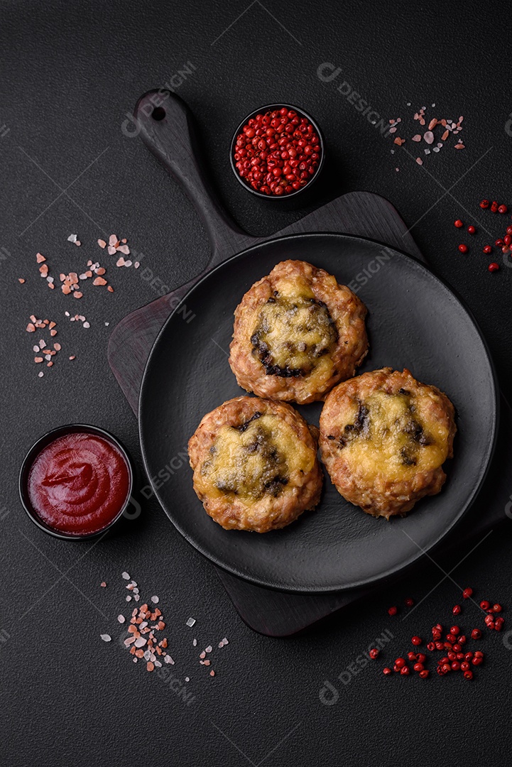 Deliciosos barcos de carne assada com cogumelos, queijo, sal e especiarias sobre um fundo escuro de concreto