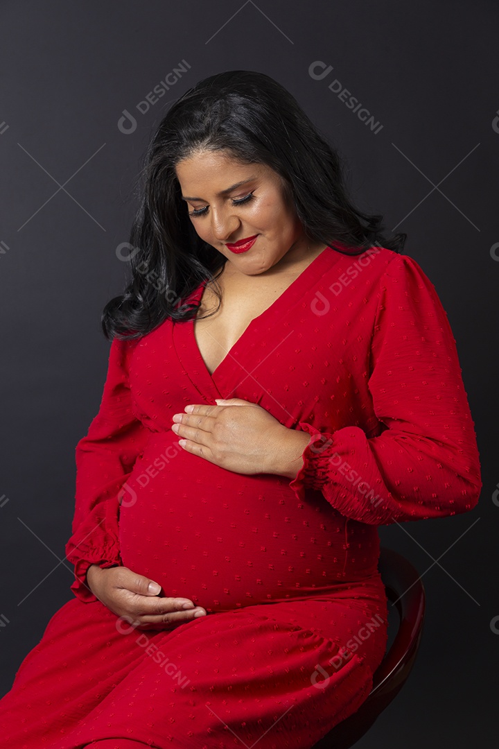 Linda mulher jovem gravida sobre fundo isolado