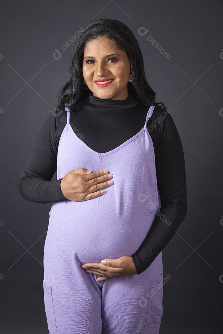 Linda mulher jovem gravida sobre fundo isolado