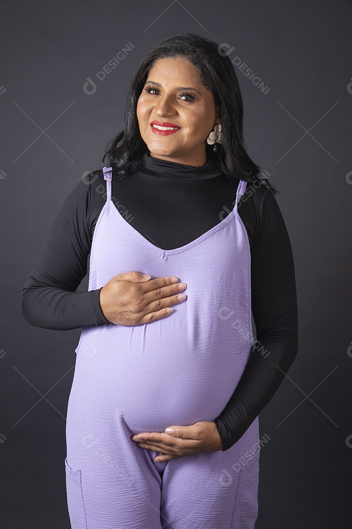 Linda mulher jovem gravida sobre fundo isolado