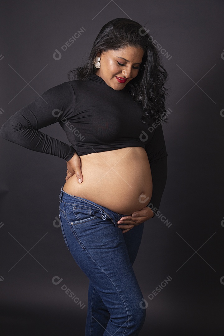 Linda mulher jovem gravida sobre fundo isolado