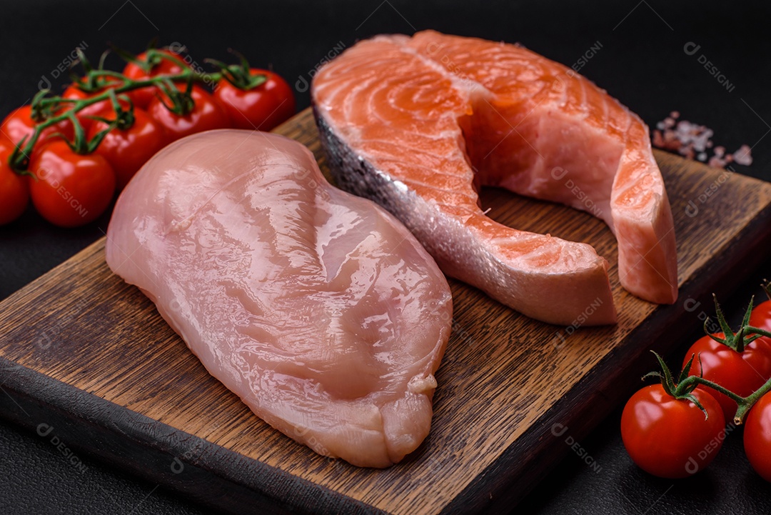 Bife de salmão cru fresco com especiarias e ervas preparadas para cozimento grelhado. Comida saudável de frutos do mar