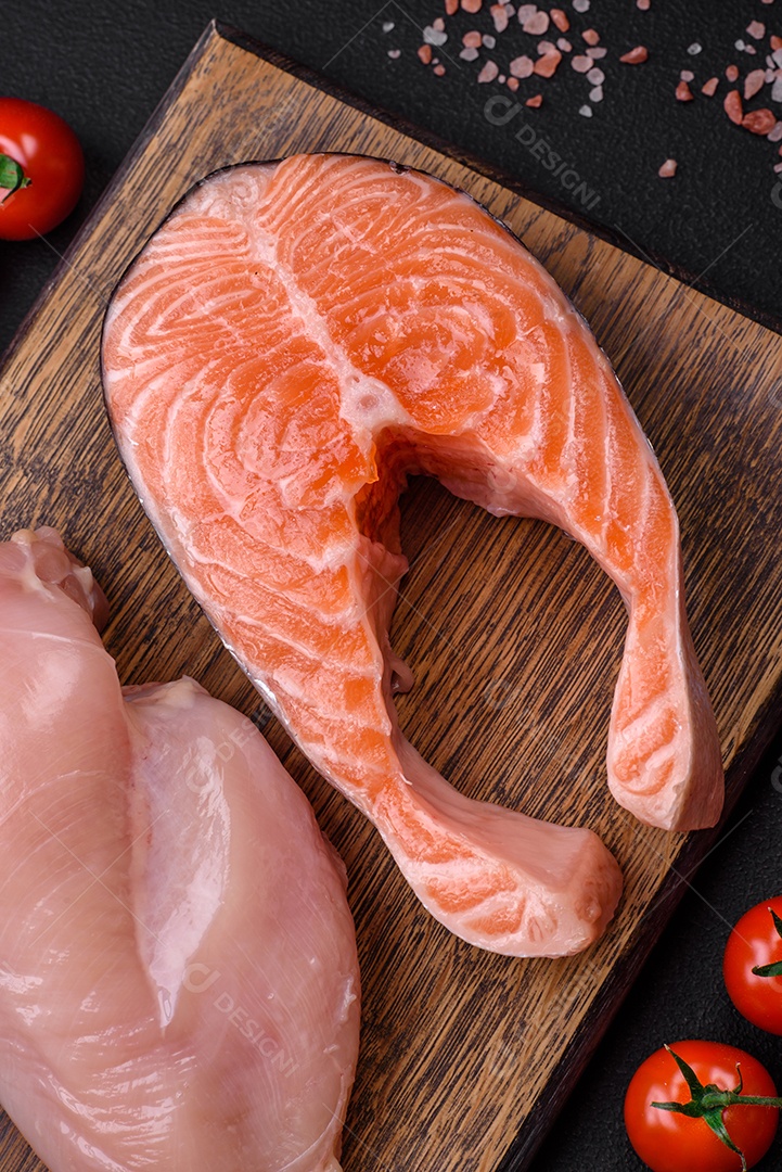 Bife de salmão cru fresco com especiarias e ervas preparadas para cozimento grelhado. Comida saudável de frutos do mar