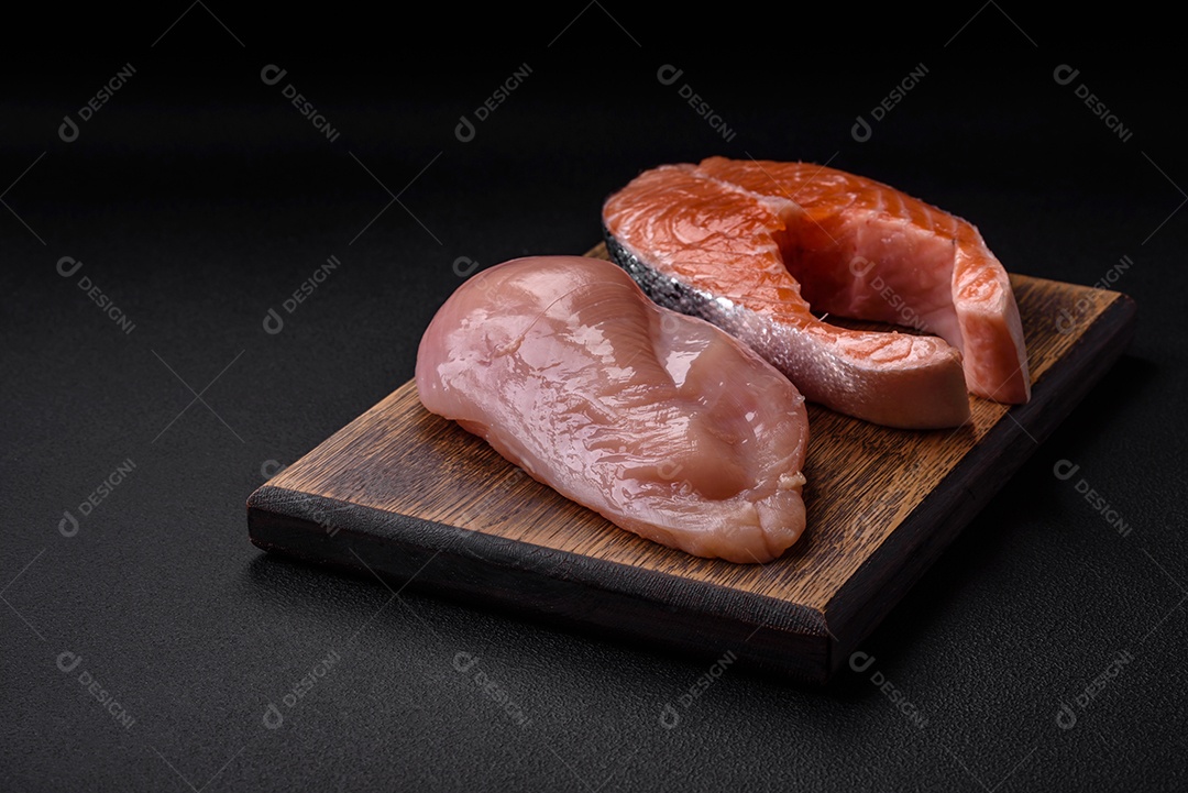 Bife de salmão cru fresco com especiarias e ervas preparadas para cozimento grelhado. Comida saudável de frutos do mar